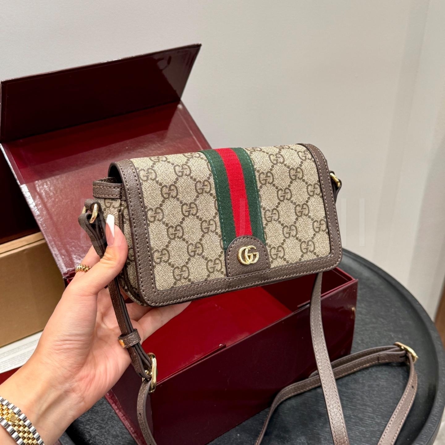 구찌 GG 슈프림 카메라백