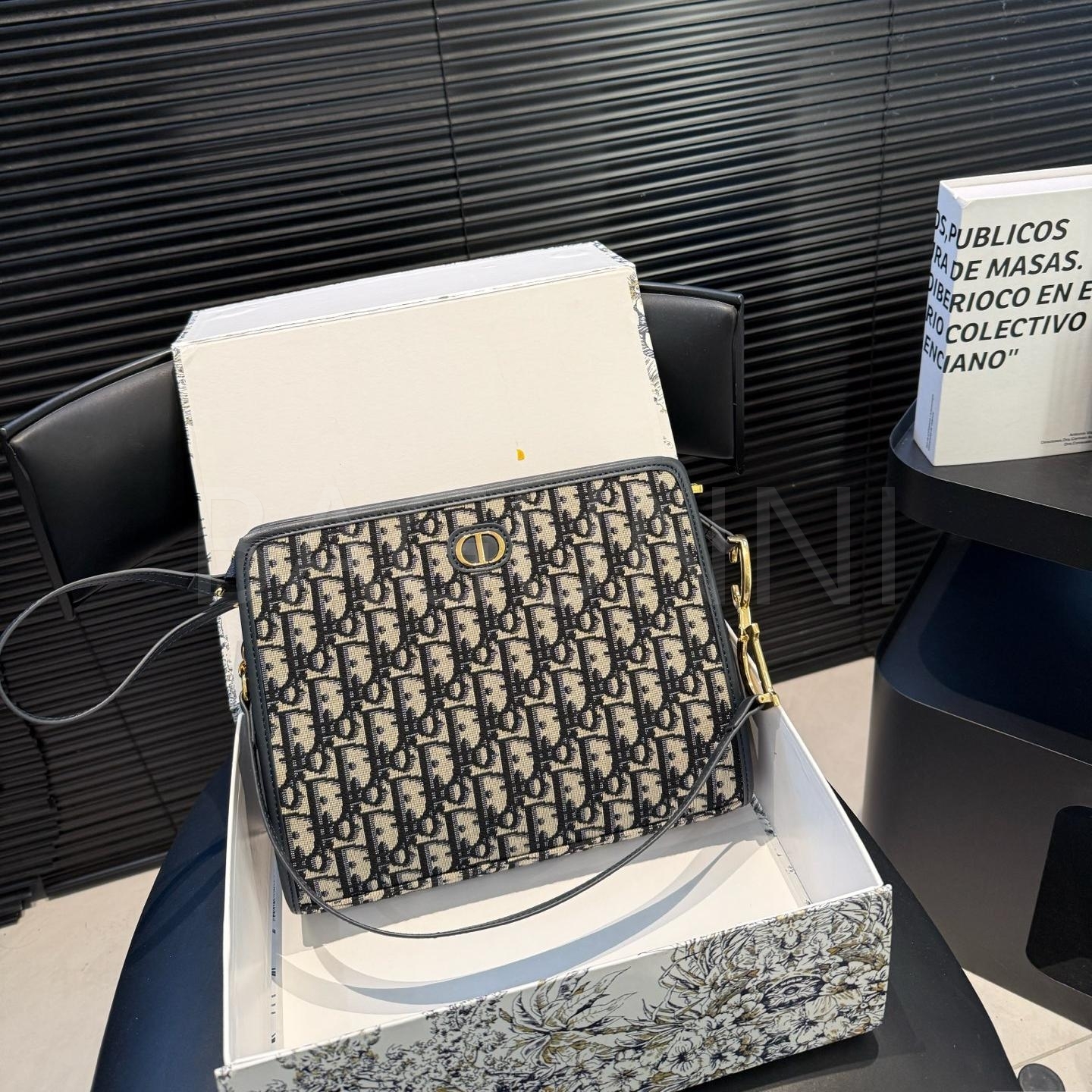 디올 오블리크 백