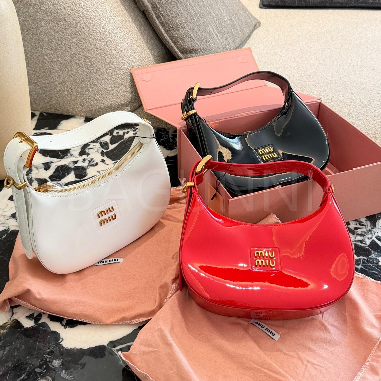 미우미우 완더 숄더백