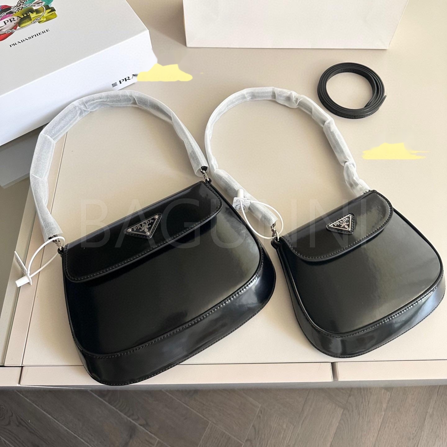 프라다 페이턴트 숄더백