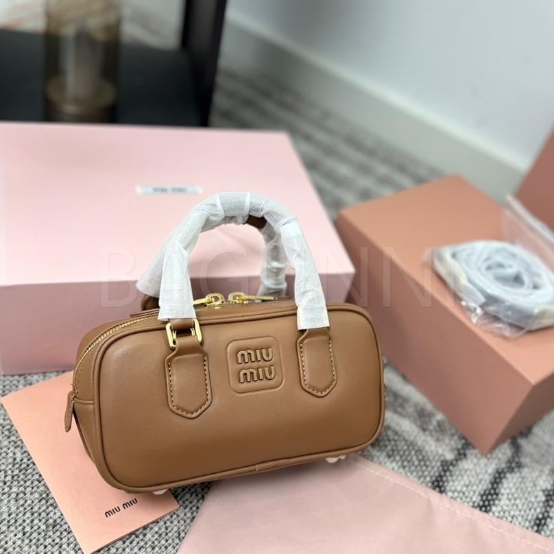 미우미우 볼링 백