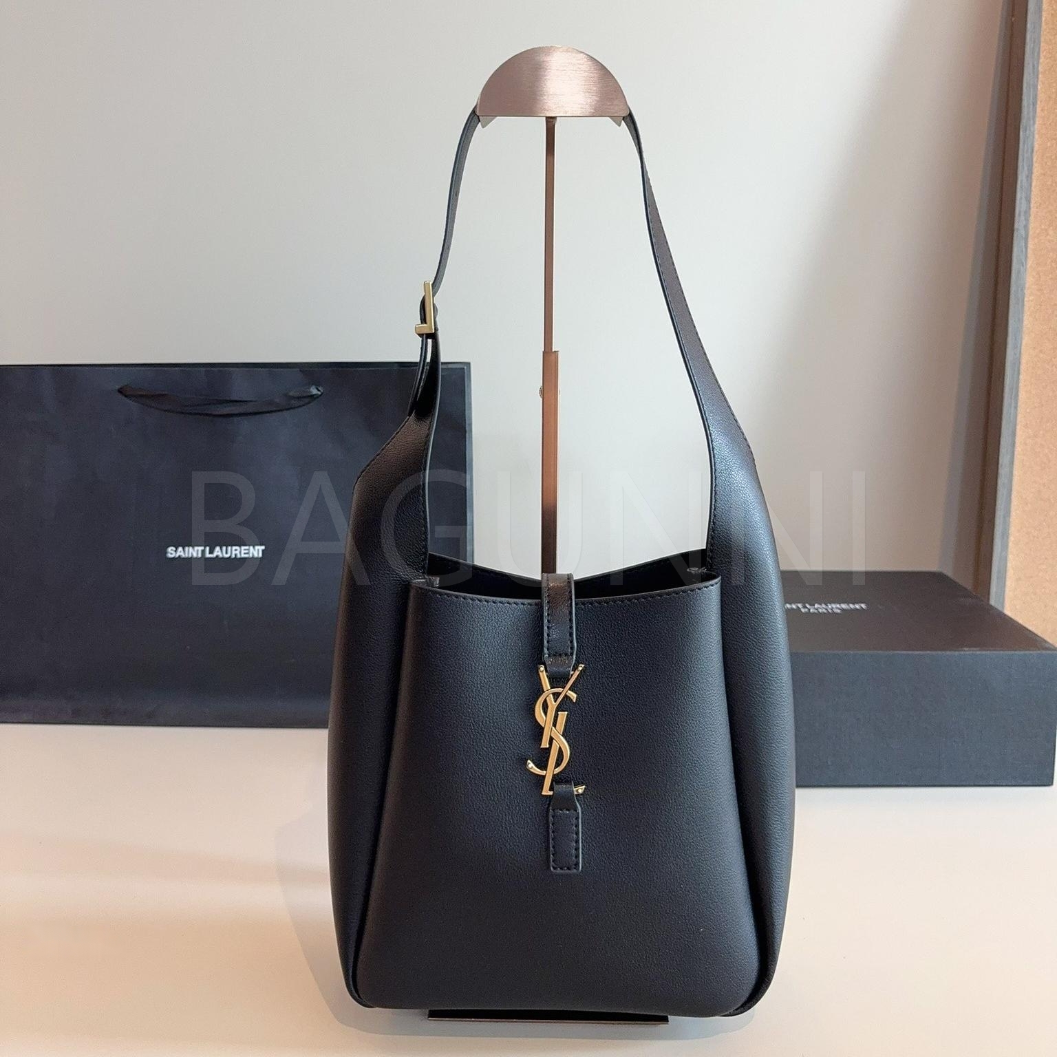 YSL 로고 버킷백