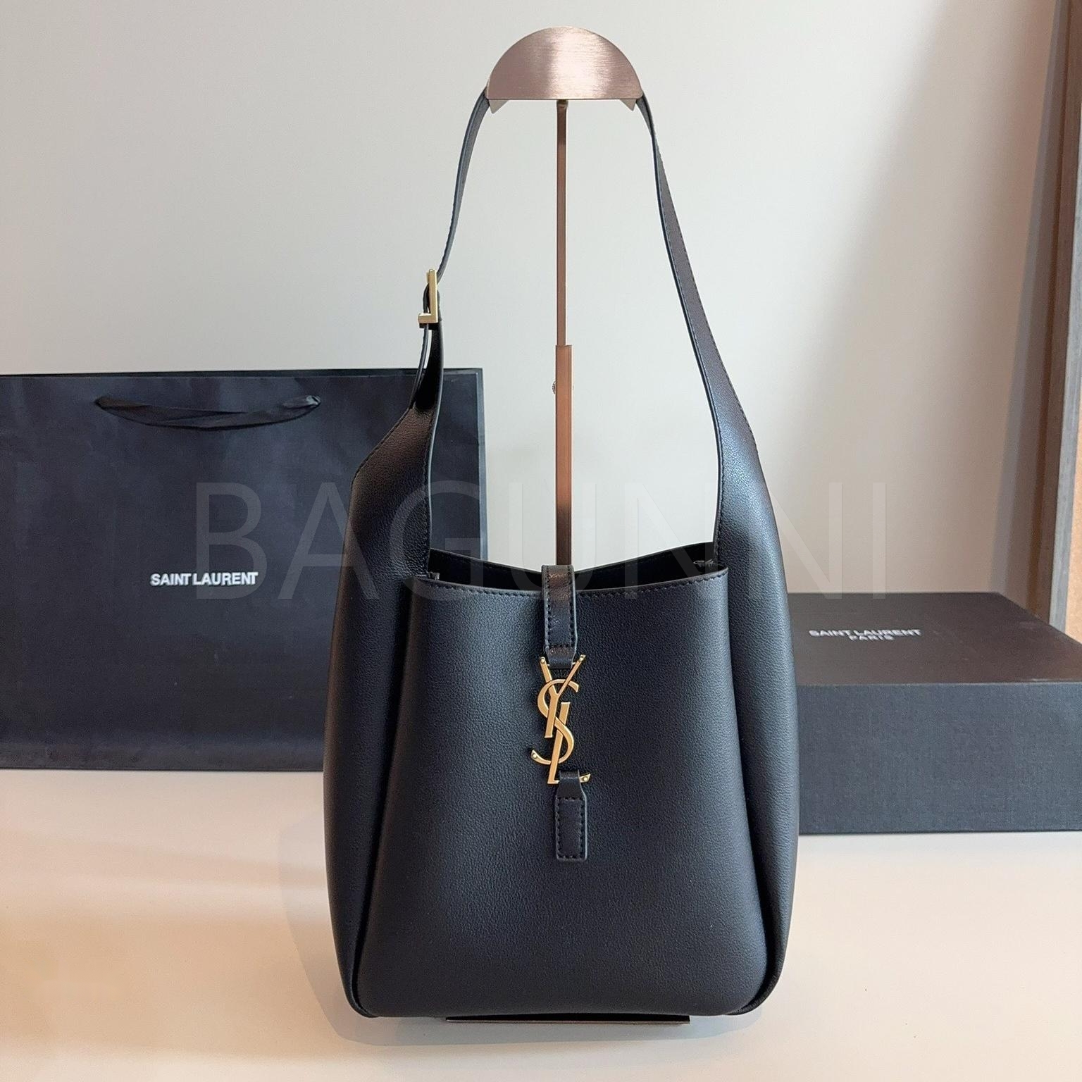 YSL 로고 버킷백