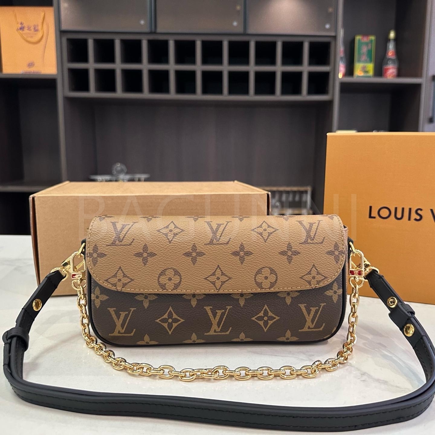 루이비통 아이비 WOC 체인 월렛