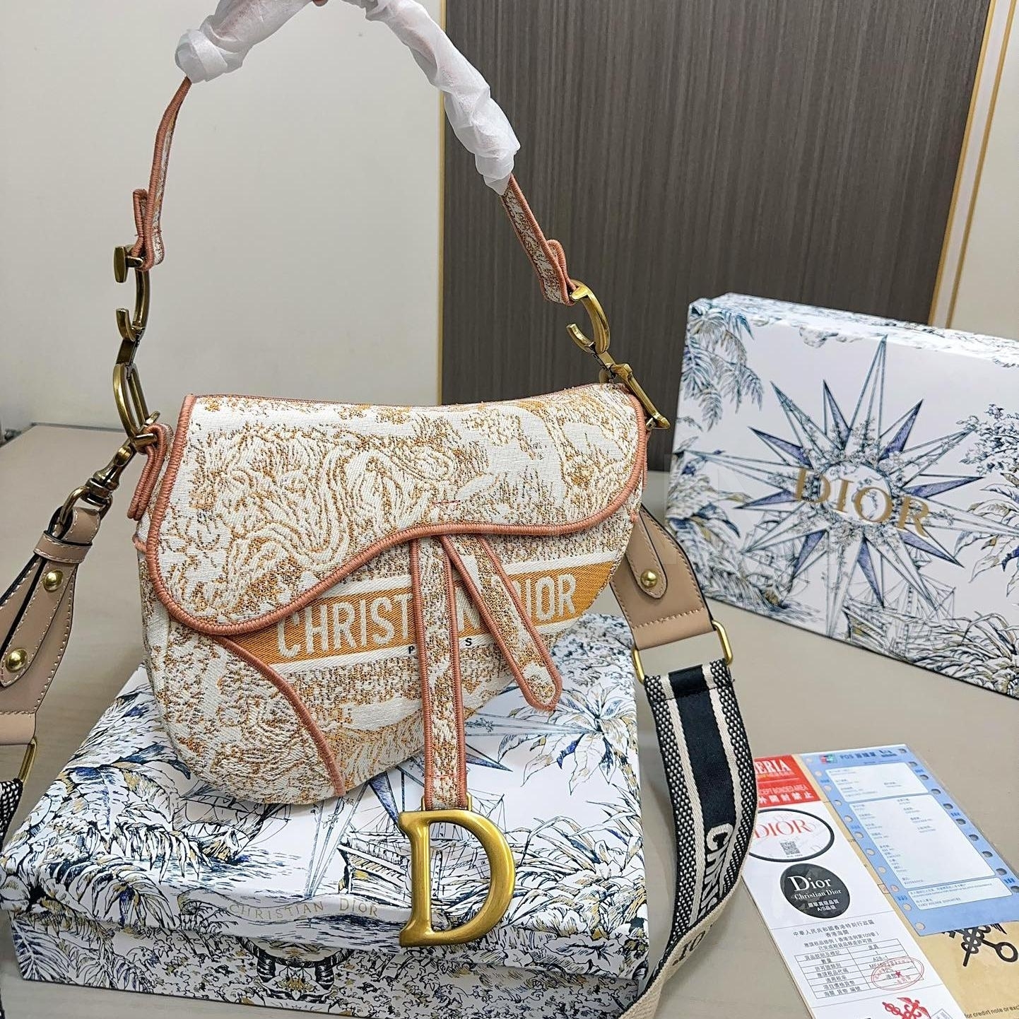 디올 새들 숄더백