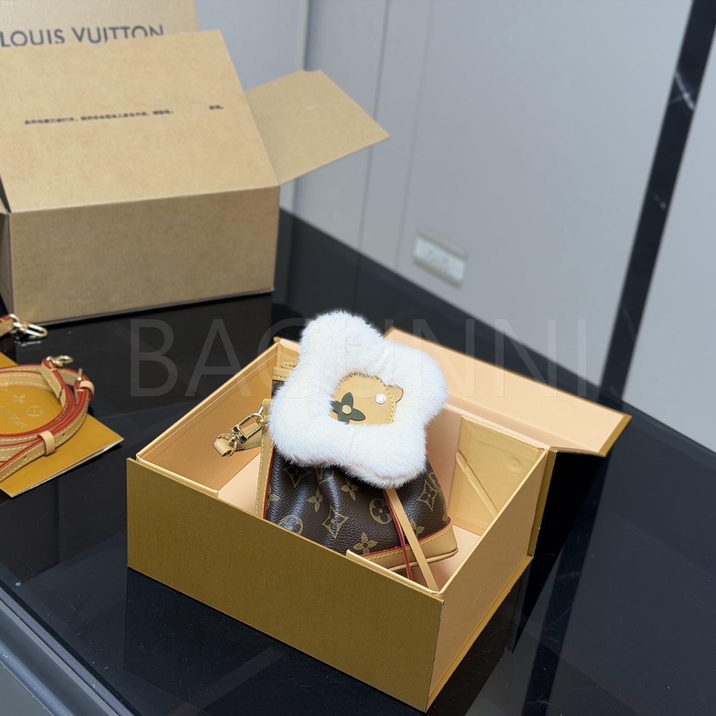 루이비통 퍼 트리밍 나노 노에 버킷 백