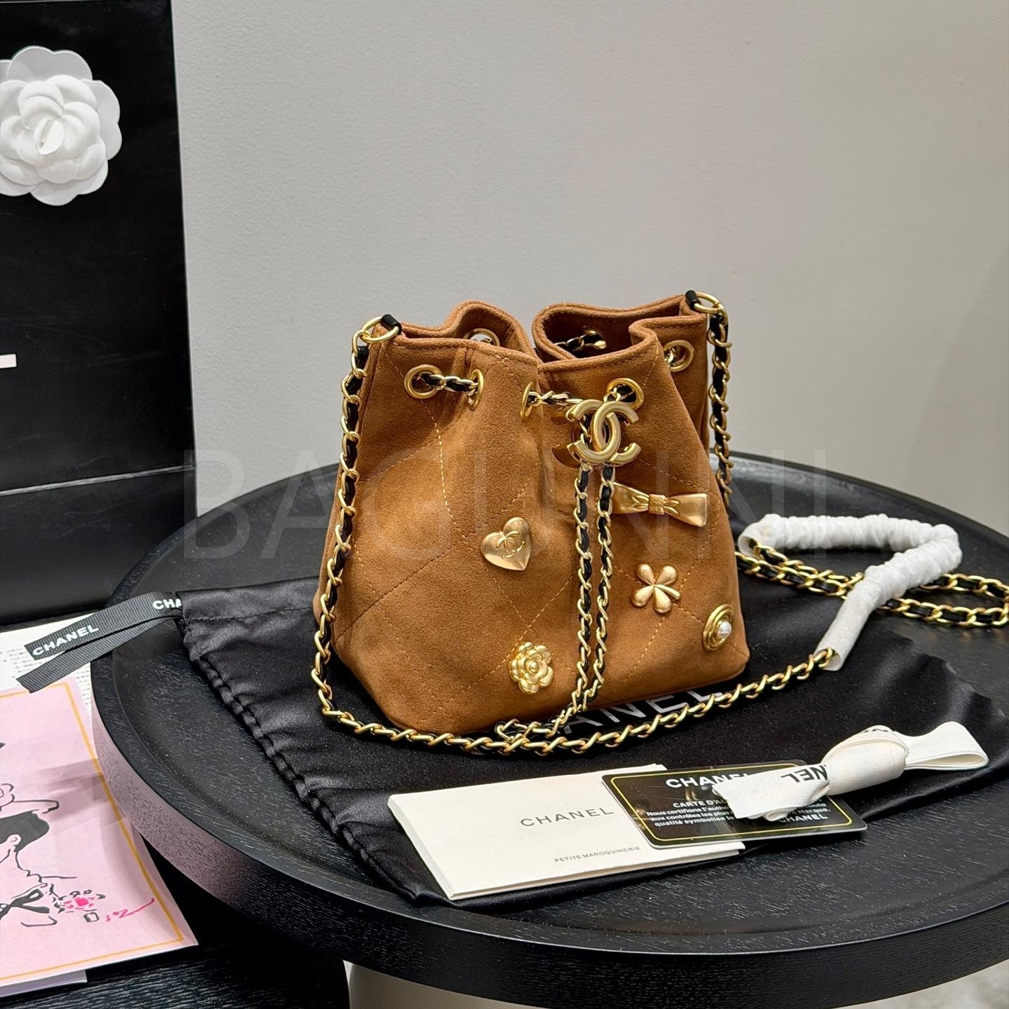 샤넬 보우 드로스트링 버킷 백