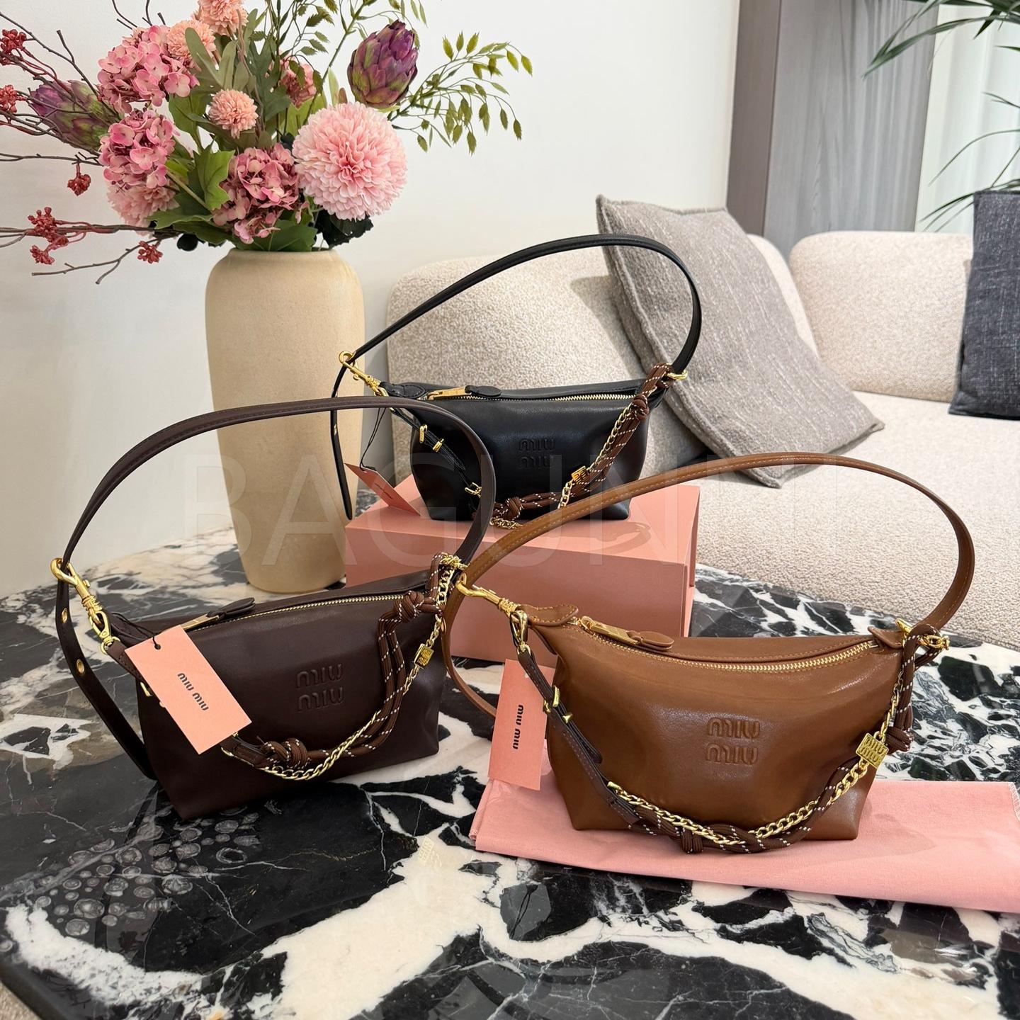 미우미우 나파 레더 박스 숄더백