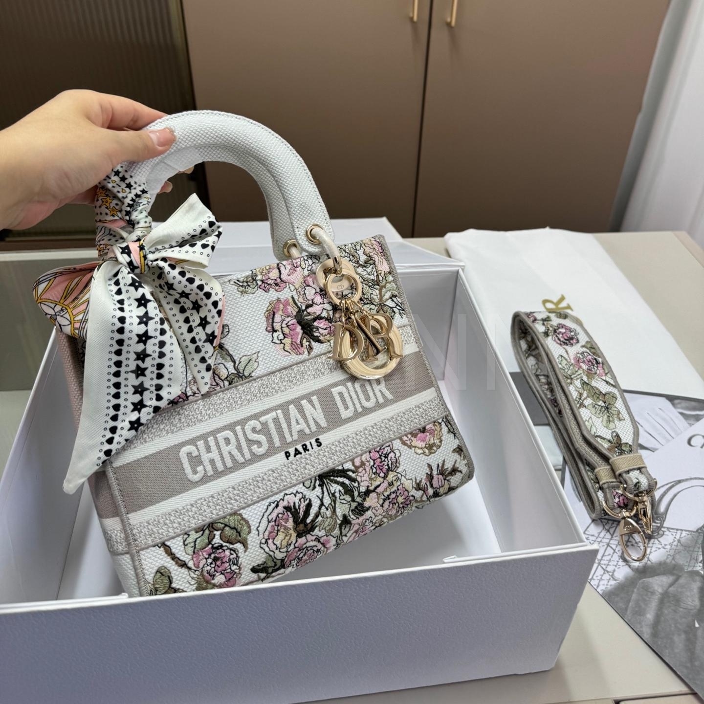 디올 레이디 디올 플로럴 자수 탑핸들백