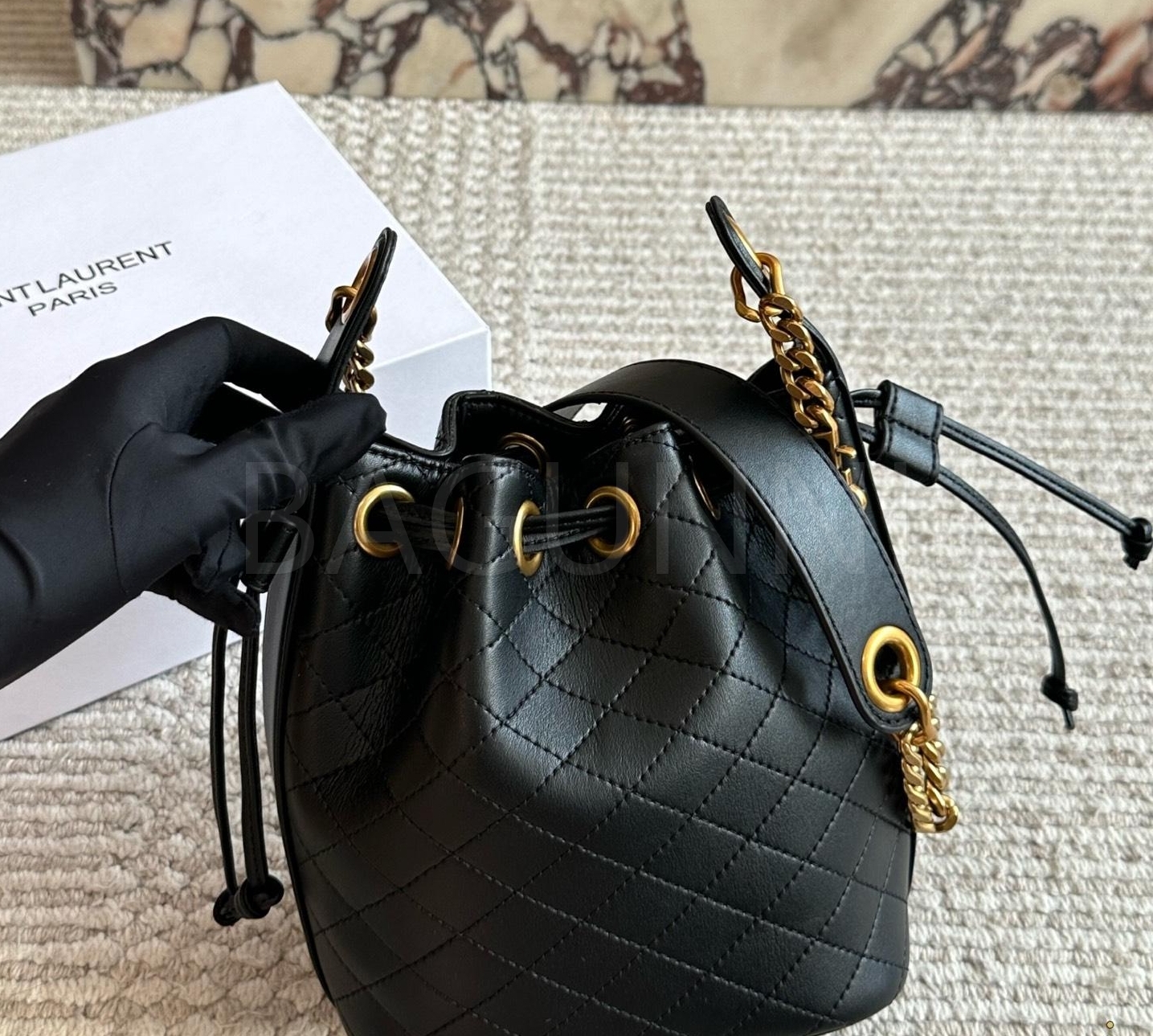 YSL 로고 버킷백