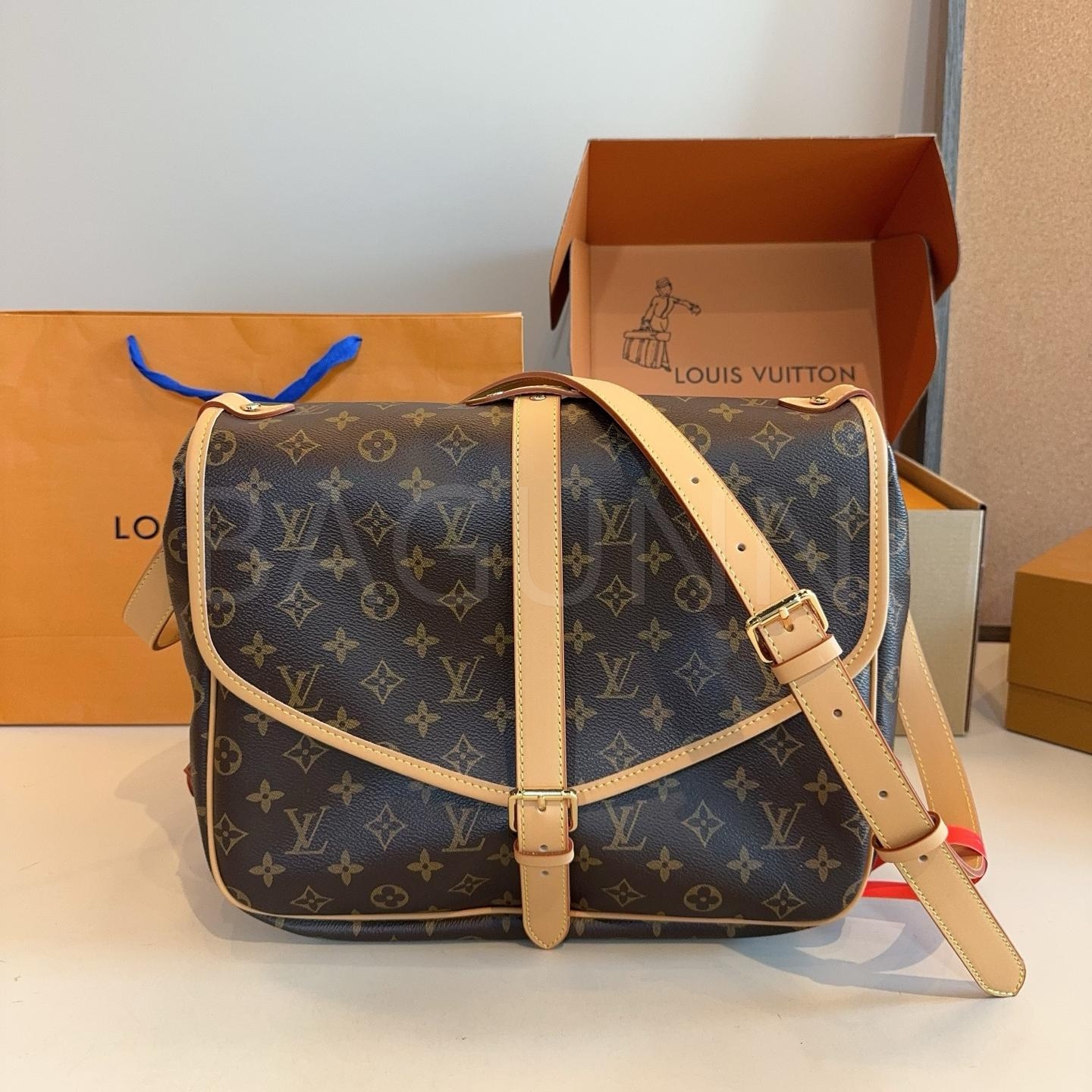 루이비통 소뮈르 BB 메신저 백