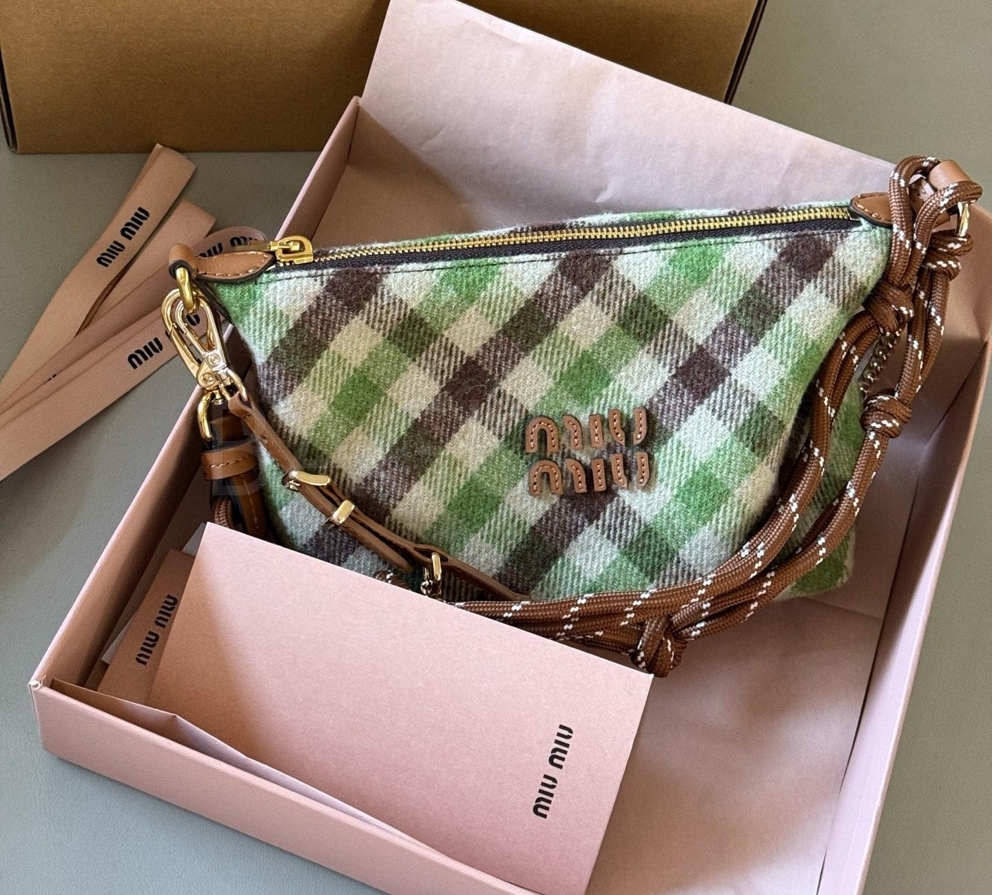 미우미우 박스 백