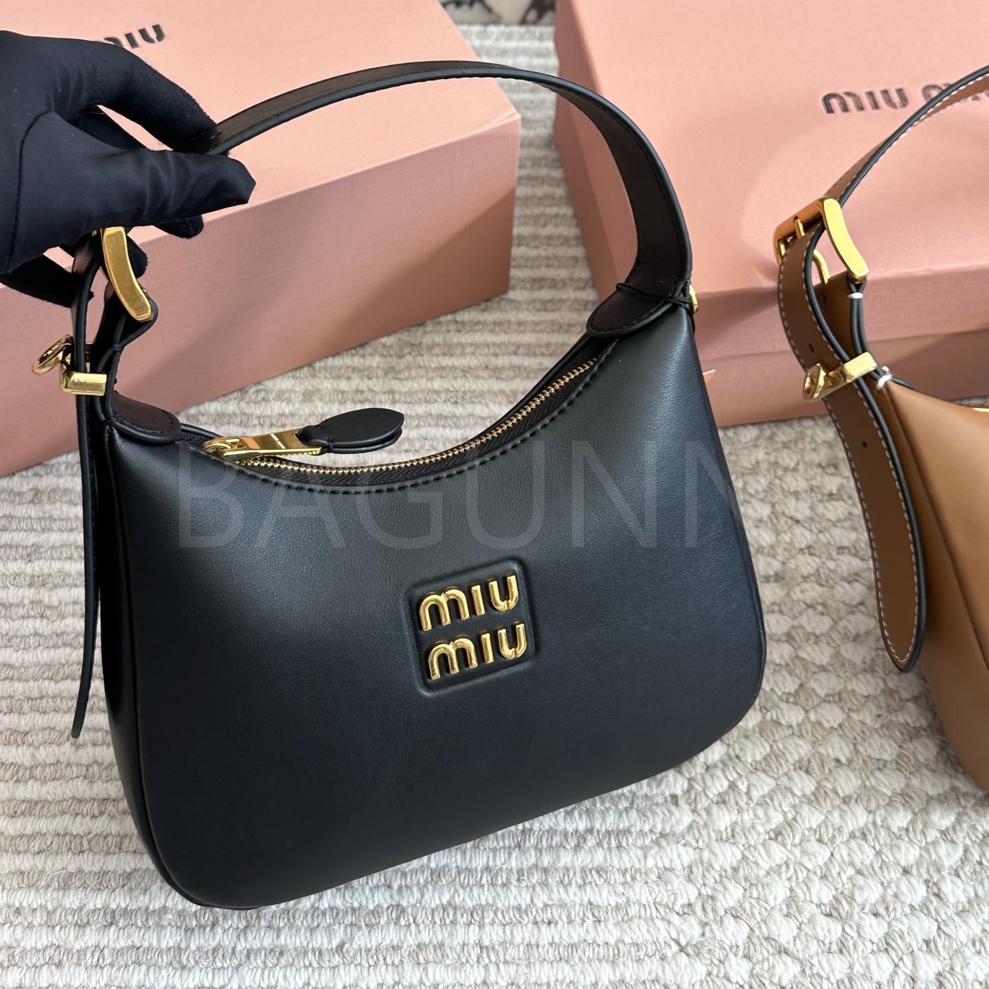 미우미우 호보 숄더백