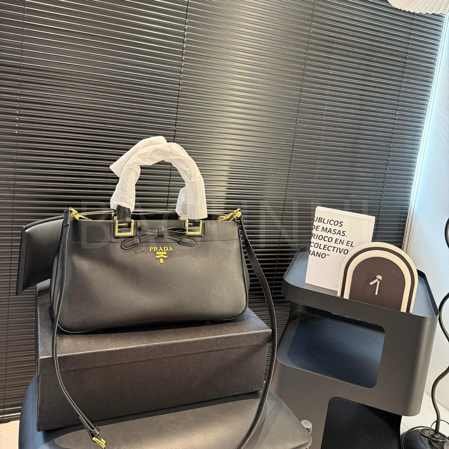 프라다 호보 숄더백