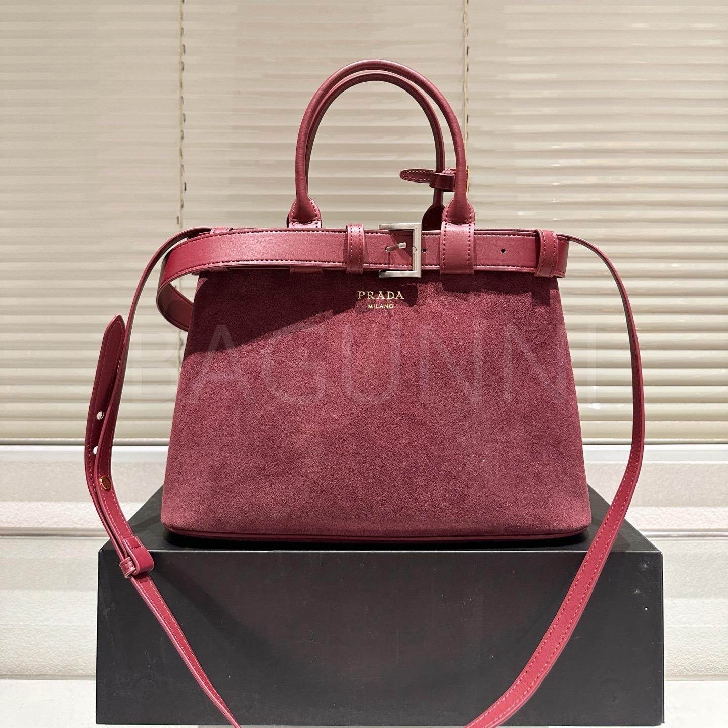 프라다 22 스웨이드 토트백