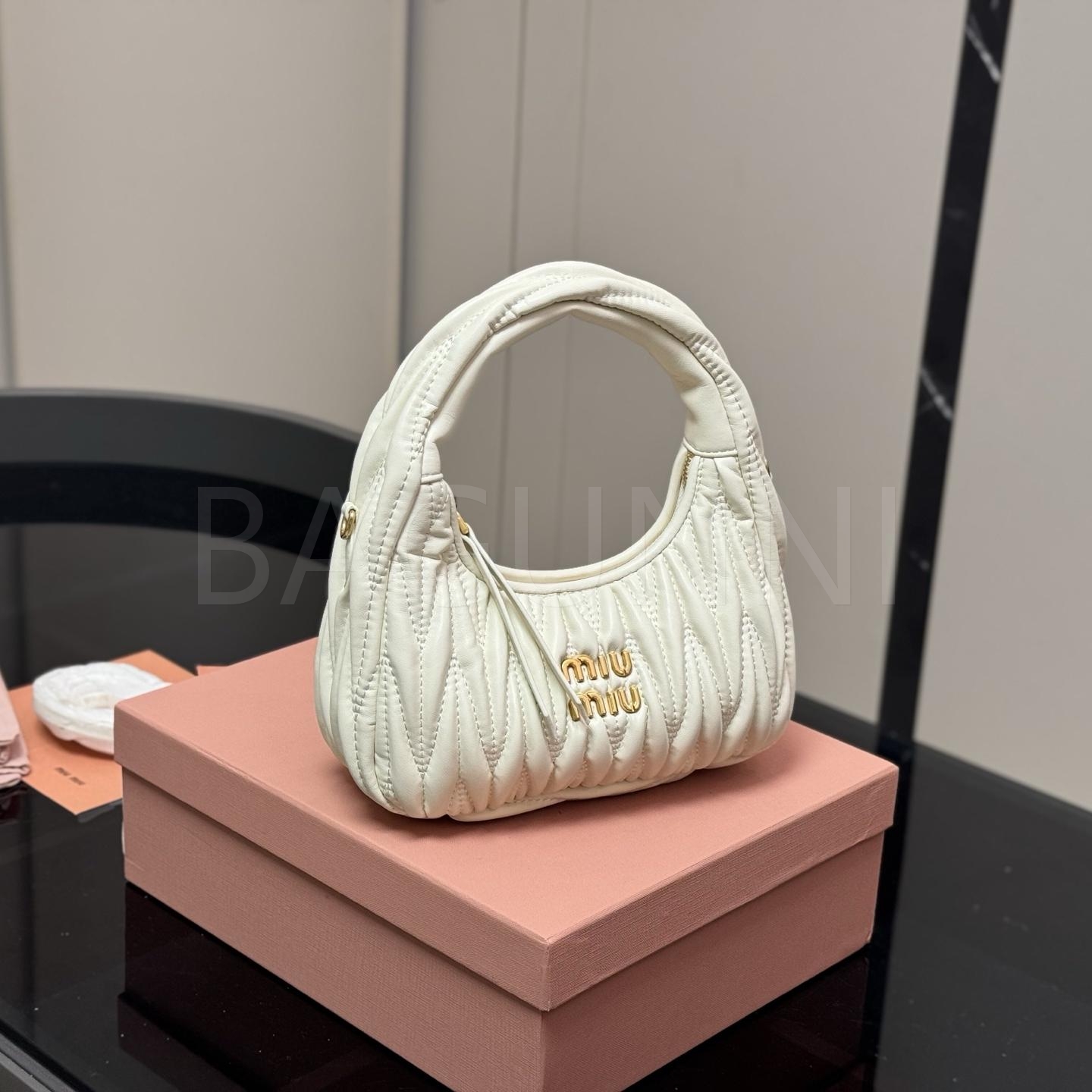 미우미우 완더 숄더백