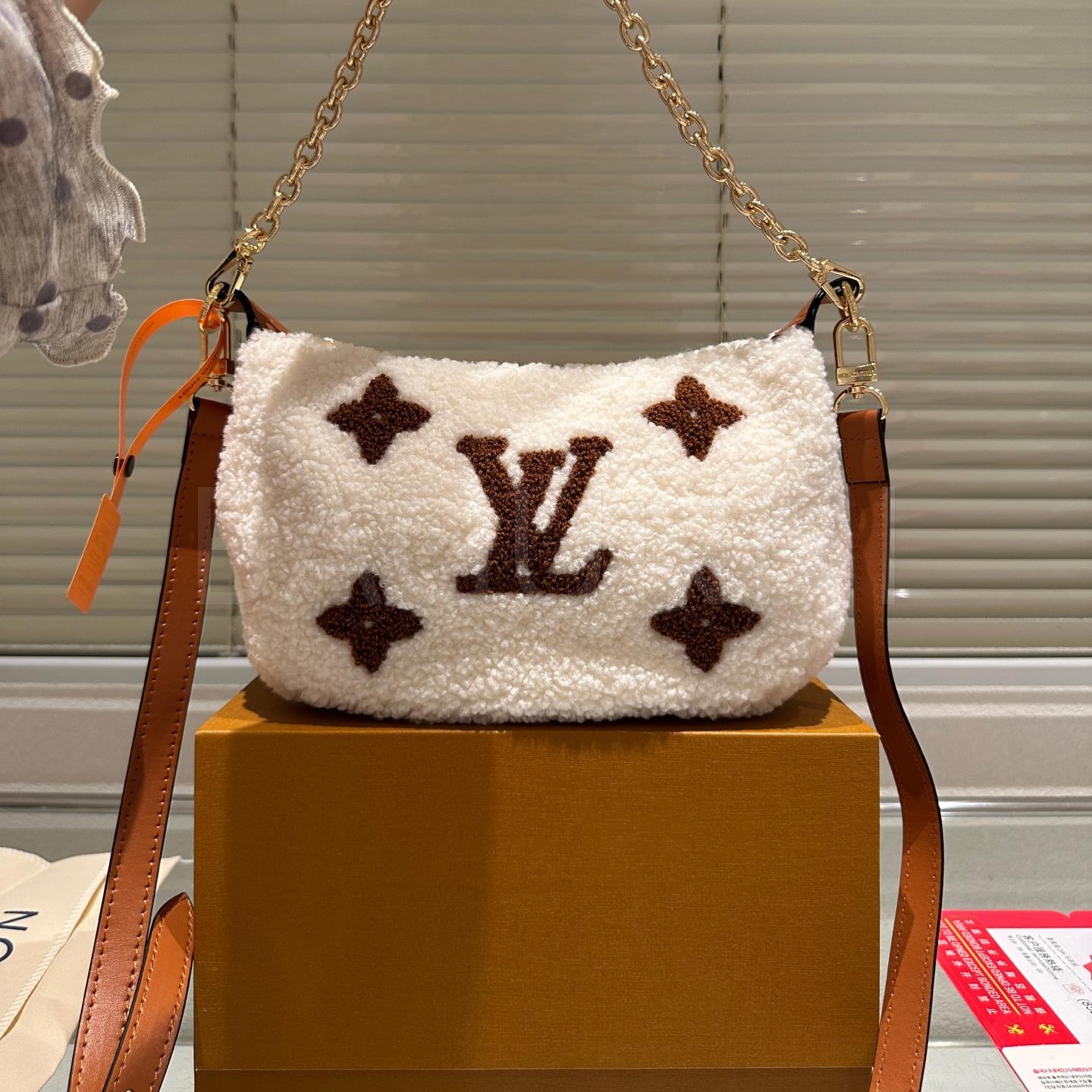 루이비통 스키 시어링 숄더백