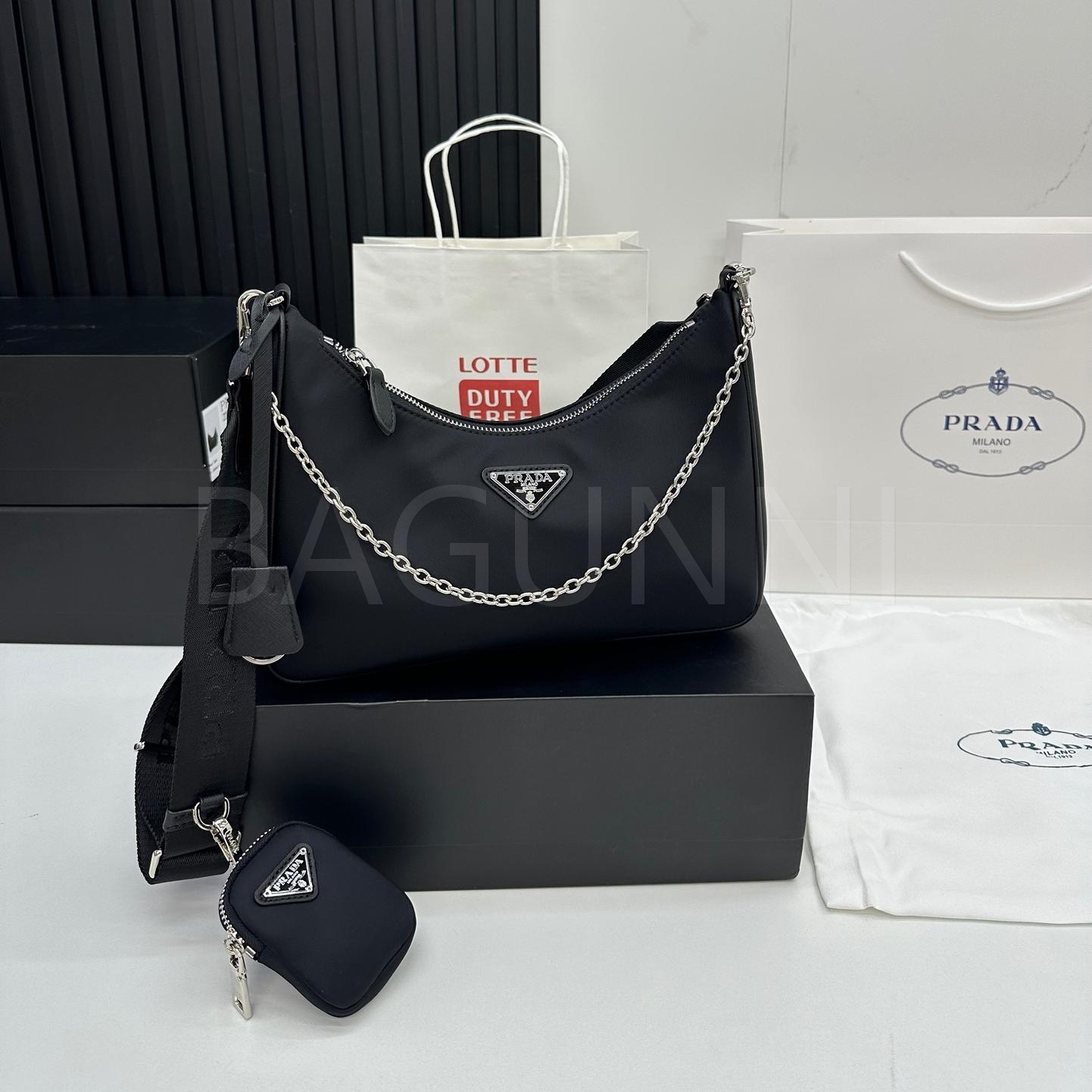 프라다 멀티 포켓 호보백