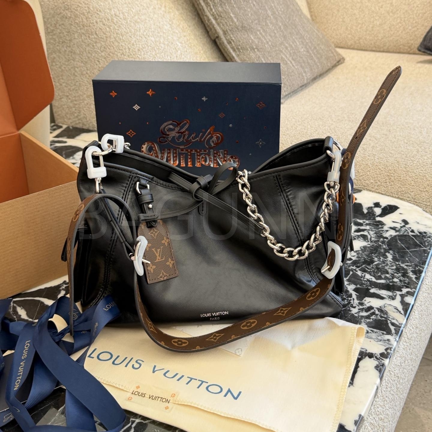 루이비통 캐리올 드로스트링 버킷 백