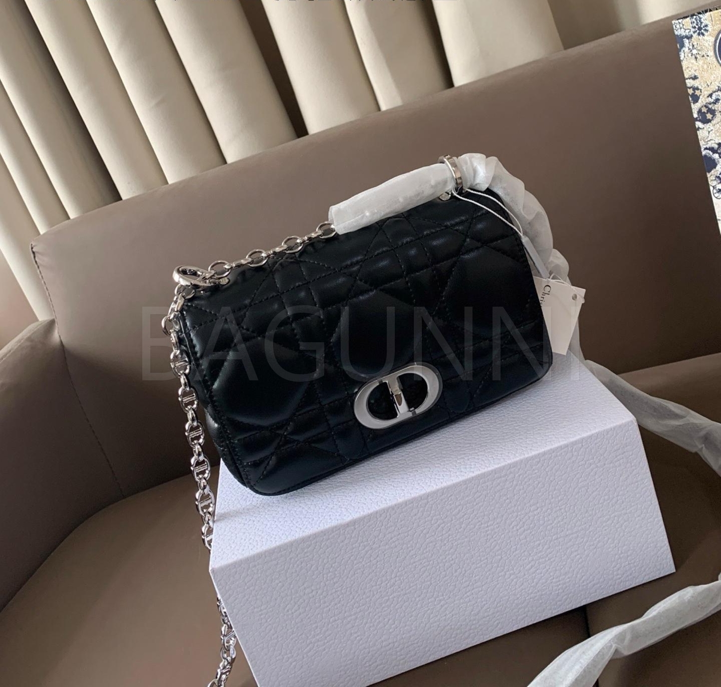 디올 카로 숄더백