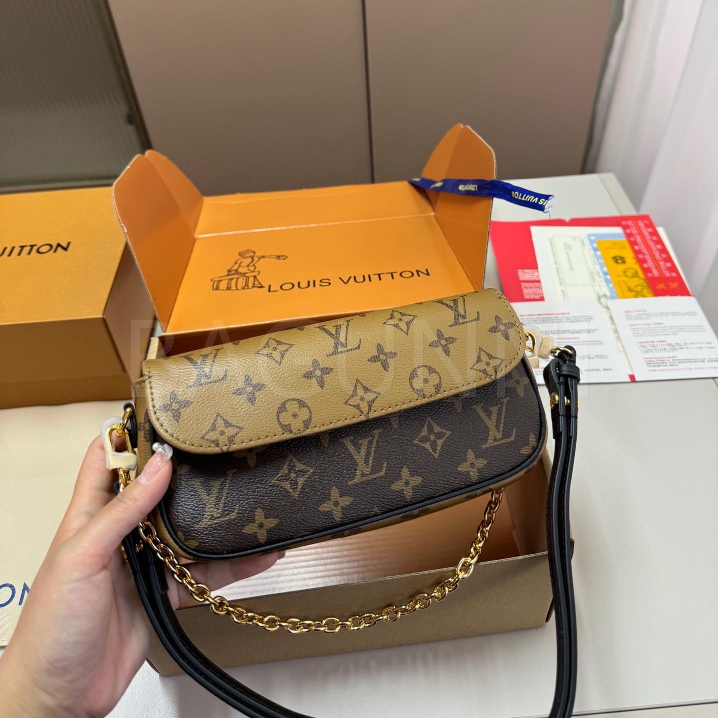 루이비통 WOC 체인 월렛