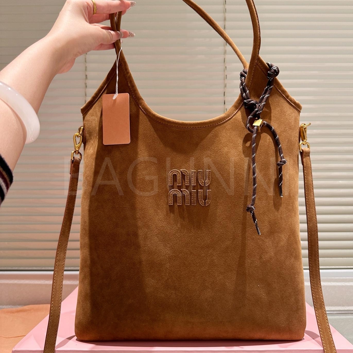 미우미우 스웨이드 토트백