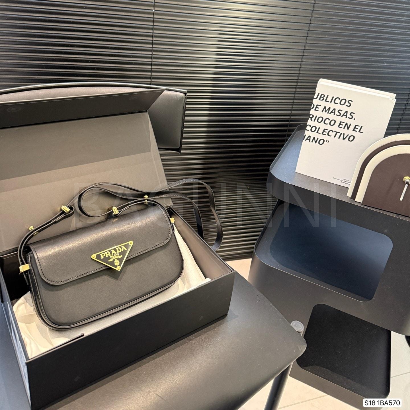 프라다 두부 숄더백