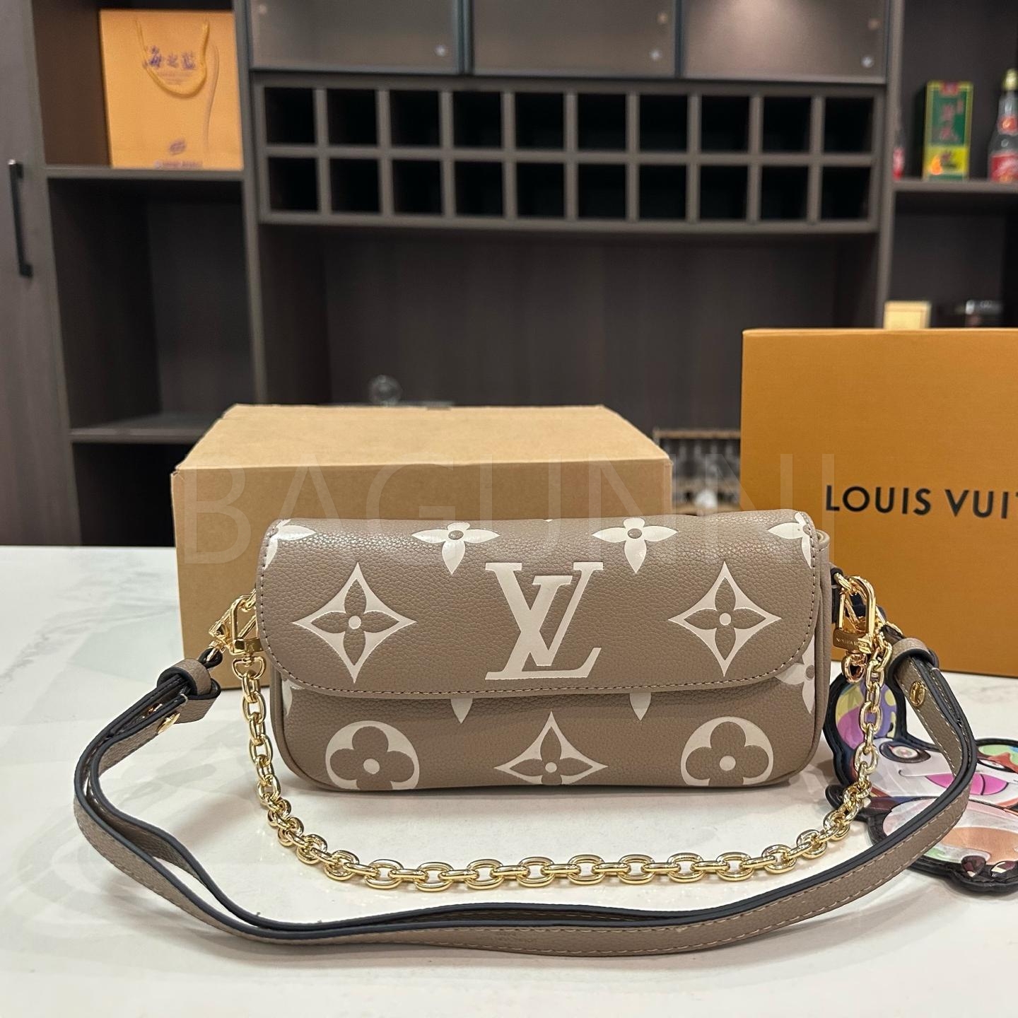 루이비통 아이비 WOC 체인 월렛