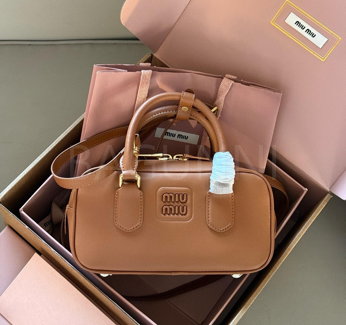 미우미우 19 볼링 백