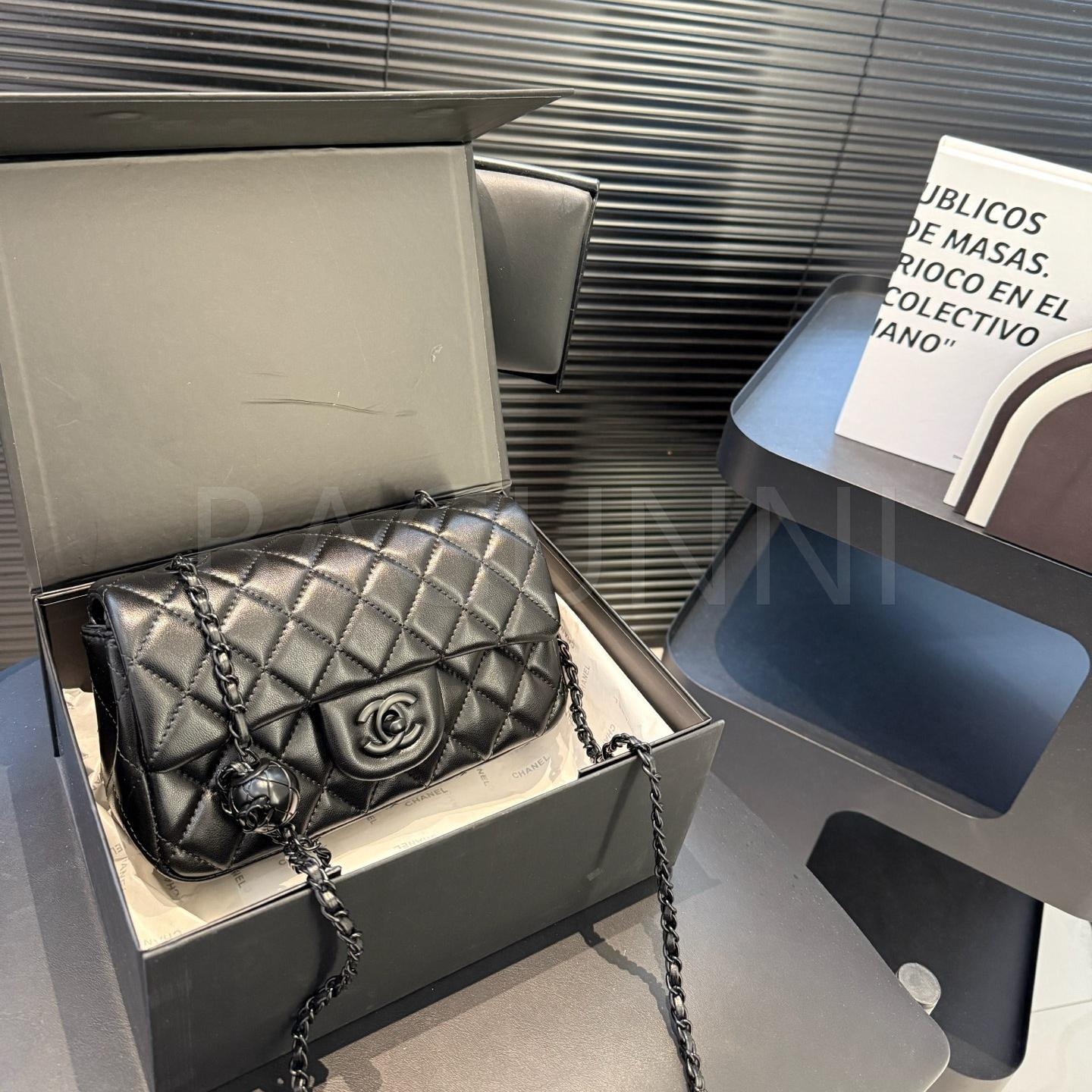 샤넬 금볼 스퀘어 플랩 백