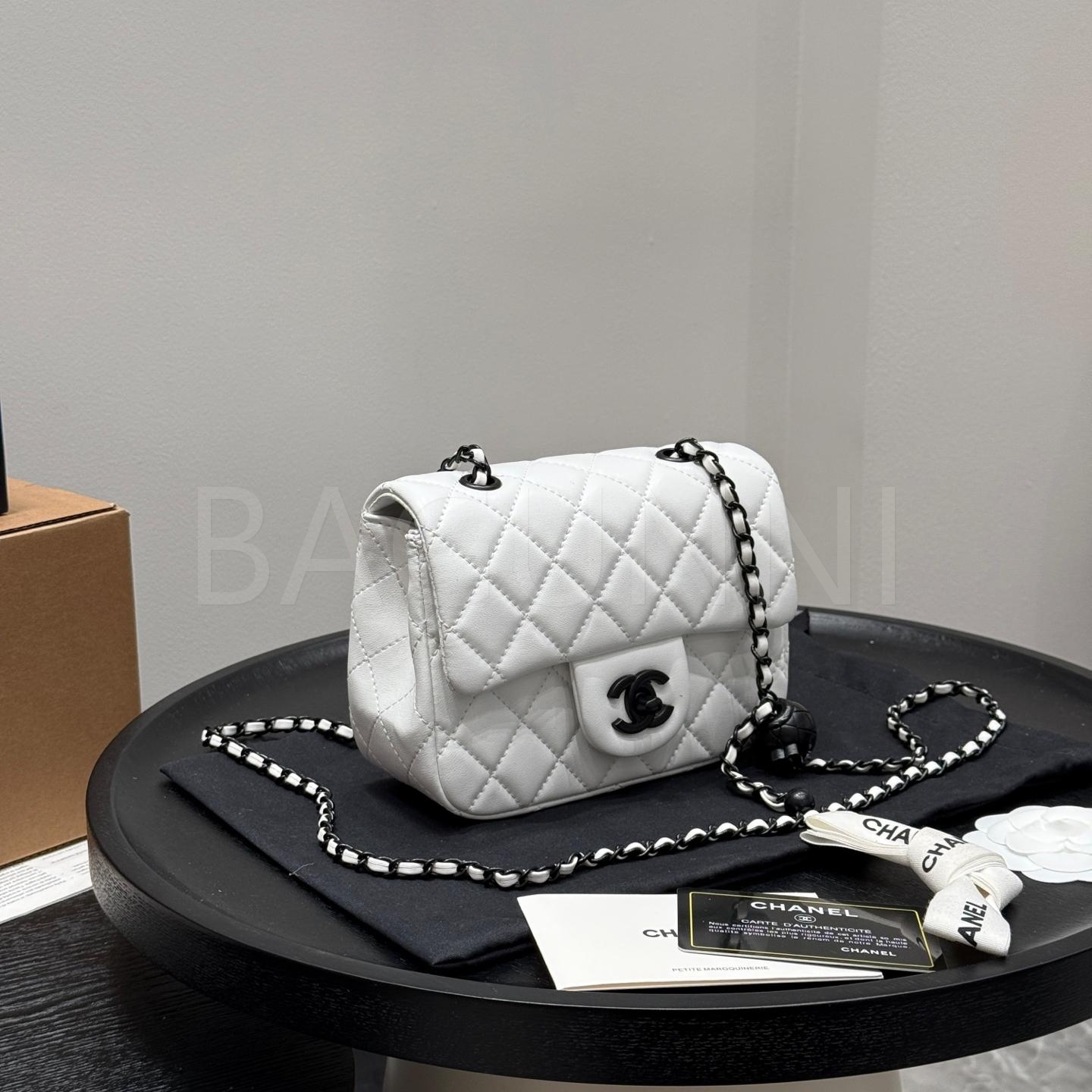 샤넬 금볼 스퀘어 플랩 백