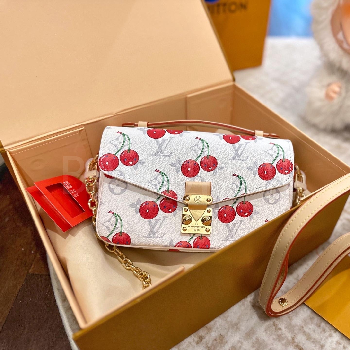 루이비통 x 무라카미 타카시 체리 메신저 백