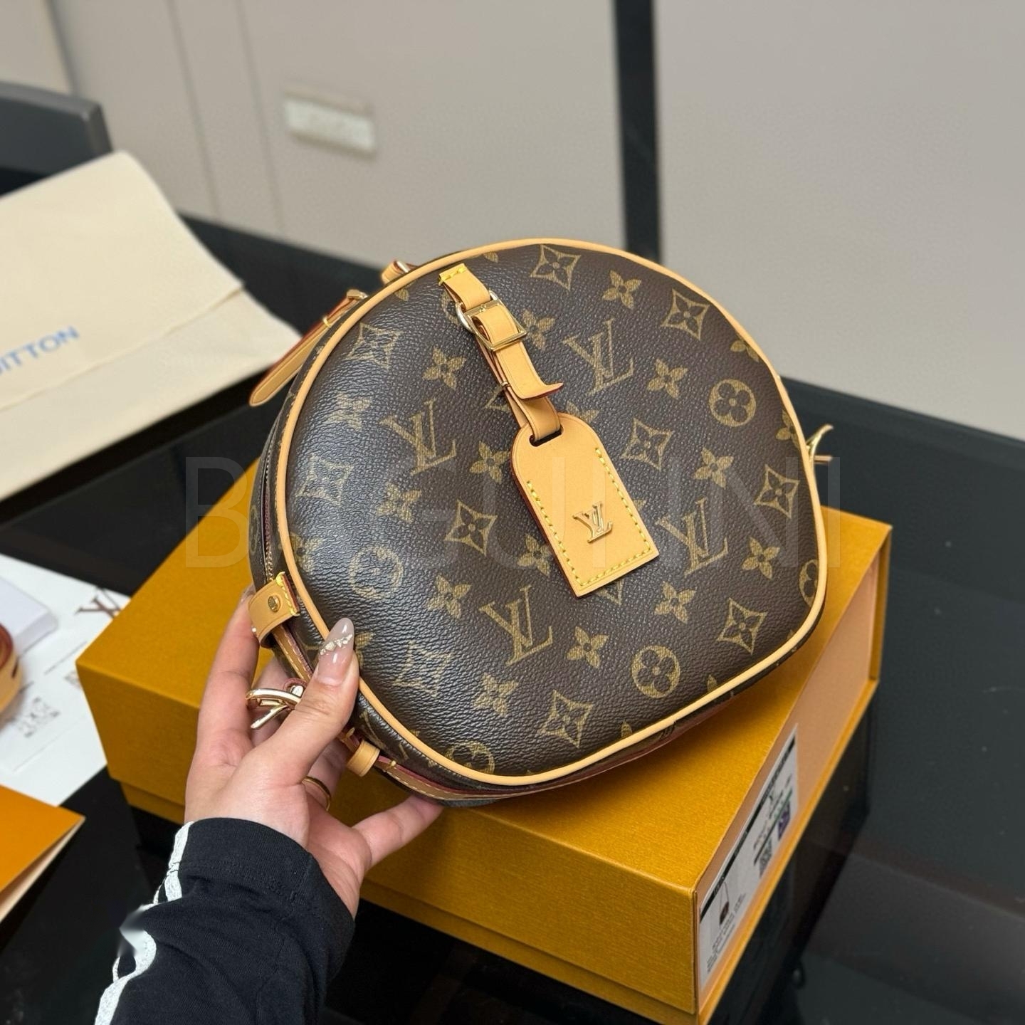 루이비통 원형 숄더백