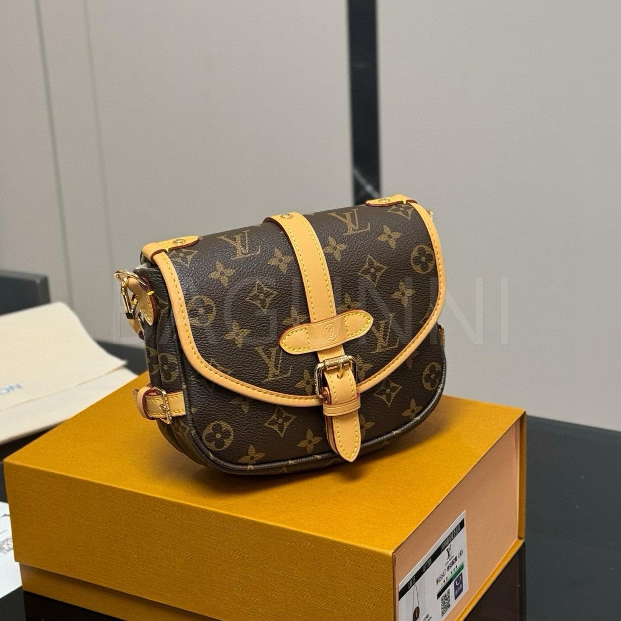 루이비통 소뮈르 BB 메신저 백