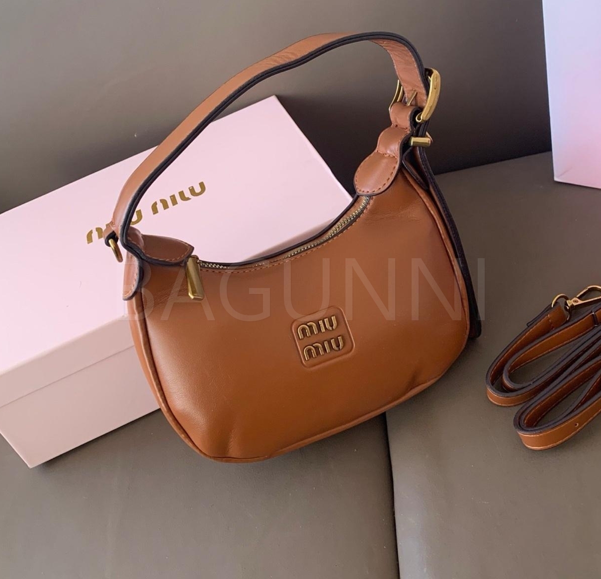 미우미우 로고 호보백