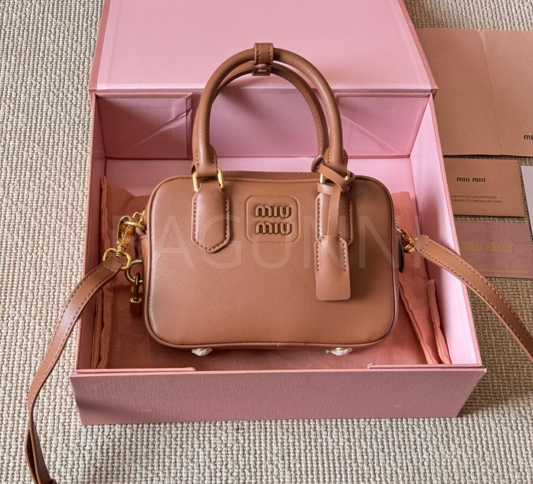 미우미우 볼링백