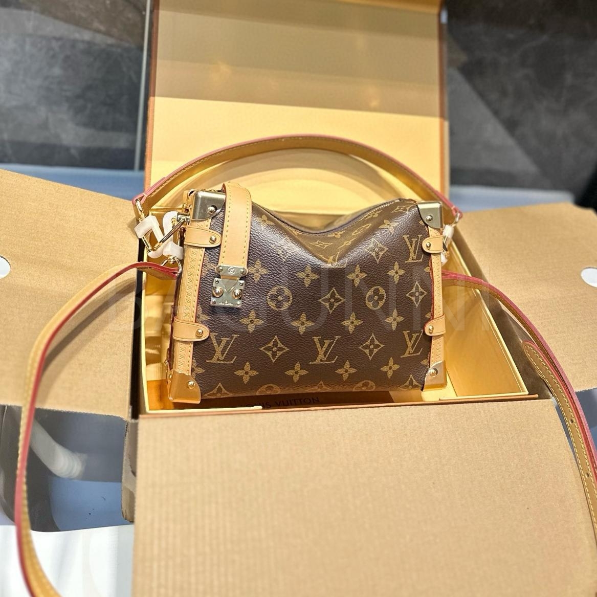 루이비통 소프트 트렁크 크로스백