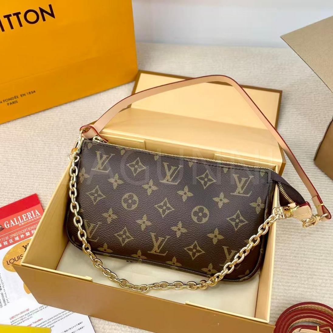 루이비통 숄더 파우치