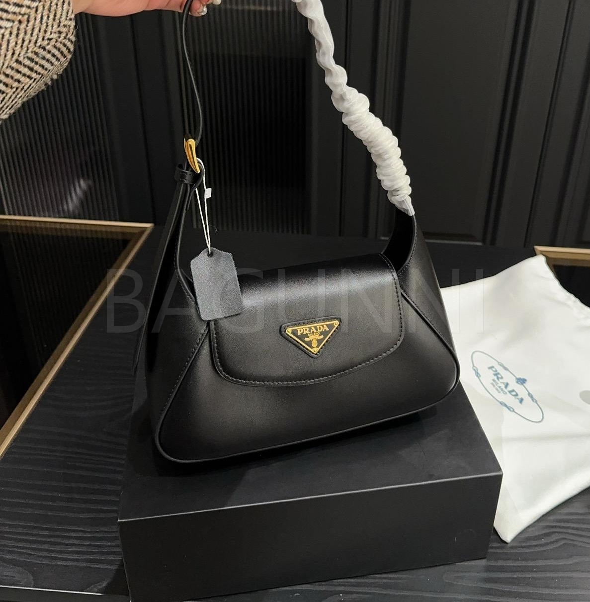 프라다 레더 호보백