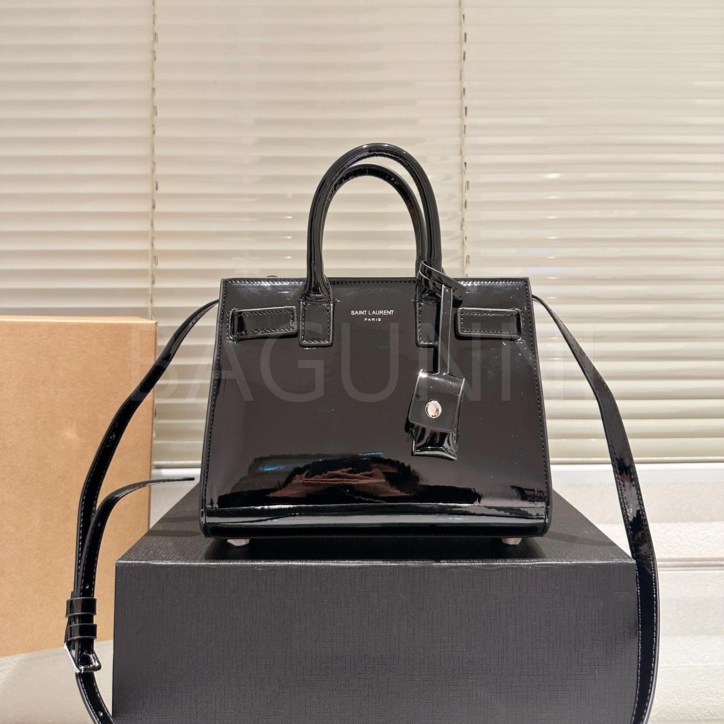 YSL 페이턴트 백