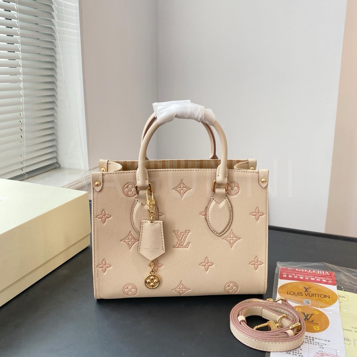 루이비통 스트로베리 온더고 토트백