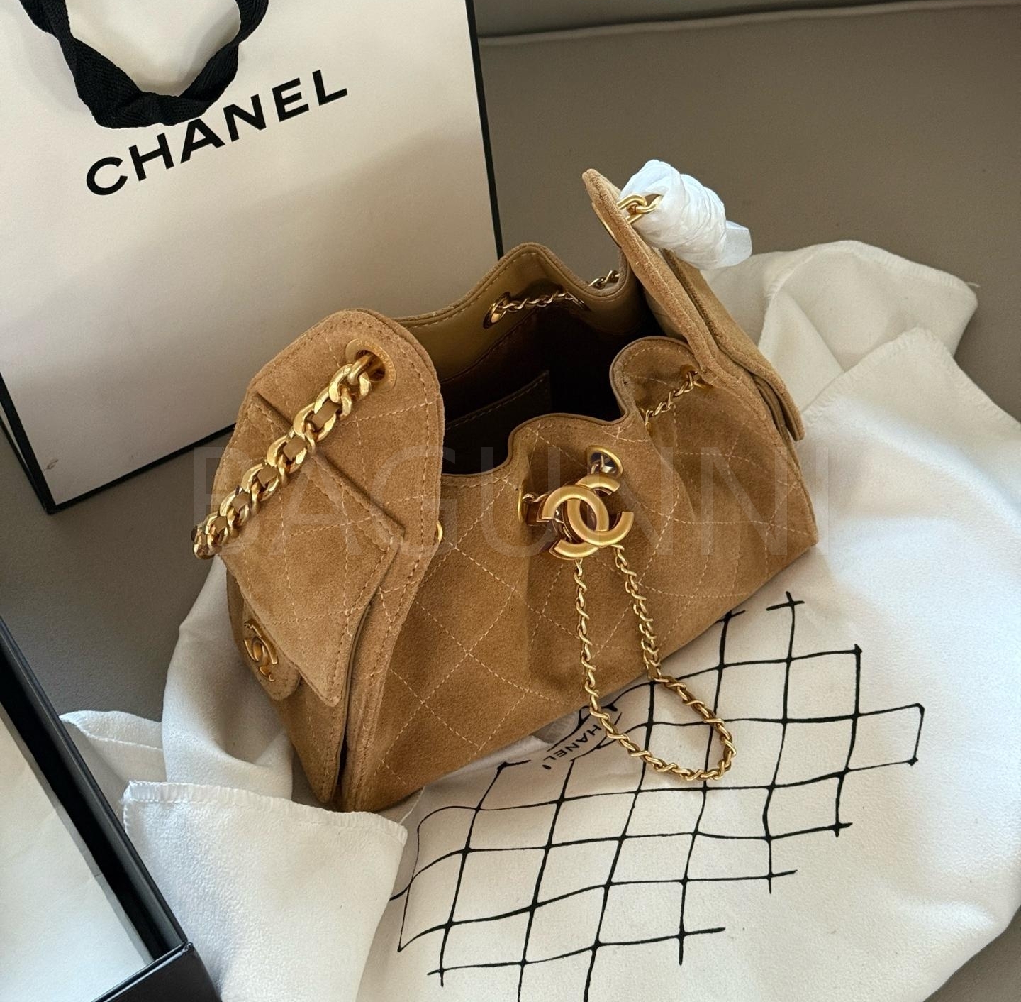 샤넬 22 스웨이드 호보 백