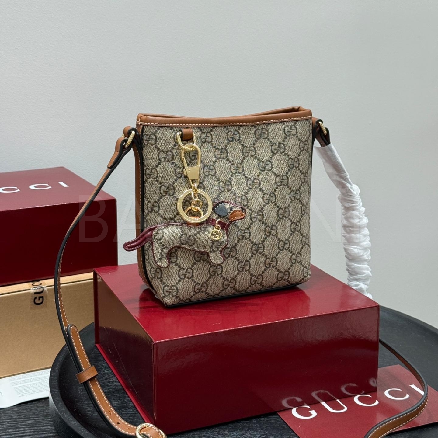 구찌 GG 엠블럼 버킷백