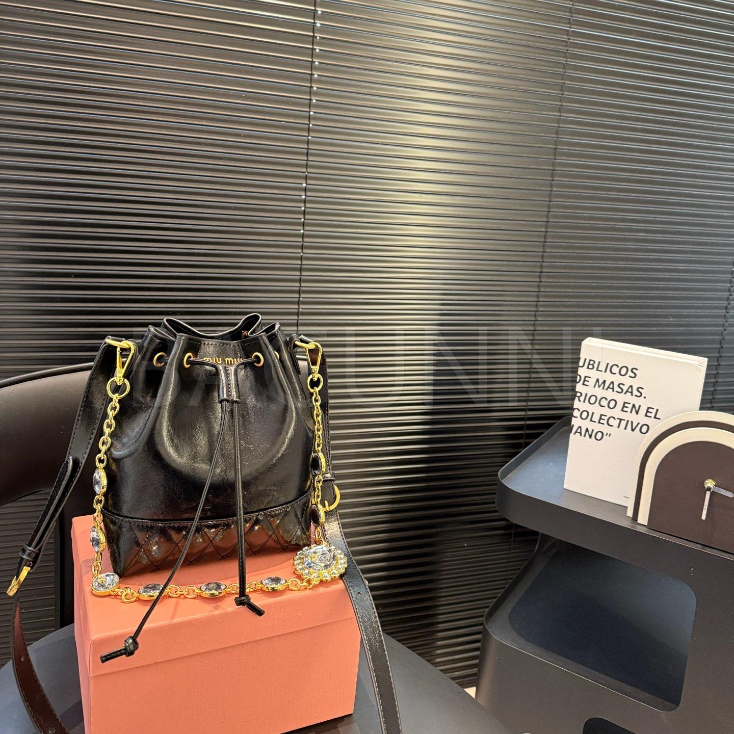 미우미우 체인 버킷백