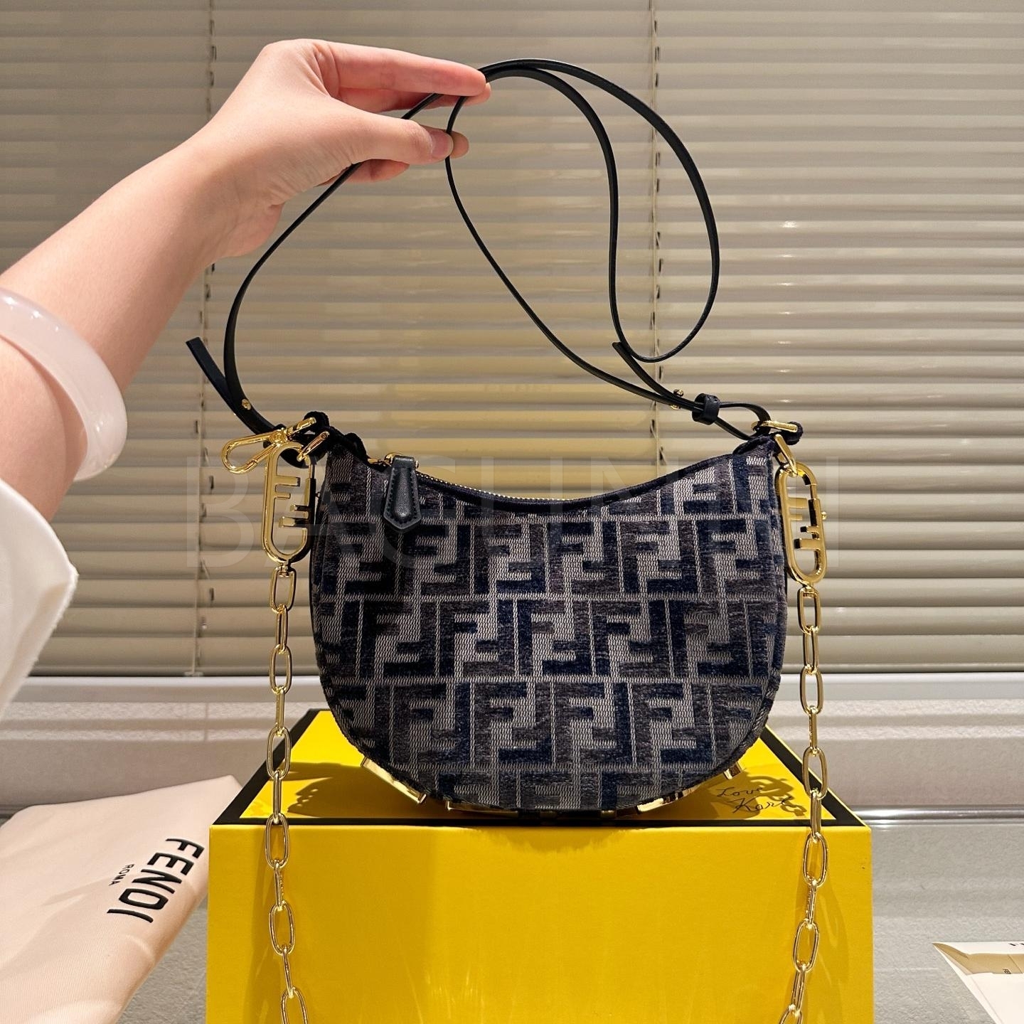 펜디 FF 크레센트 숄더백