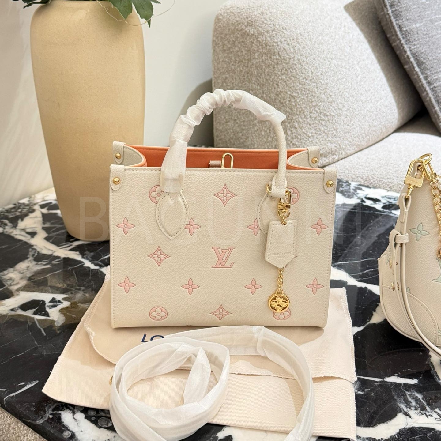 루이비통 스트로베리 온더고 토트백