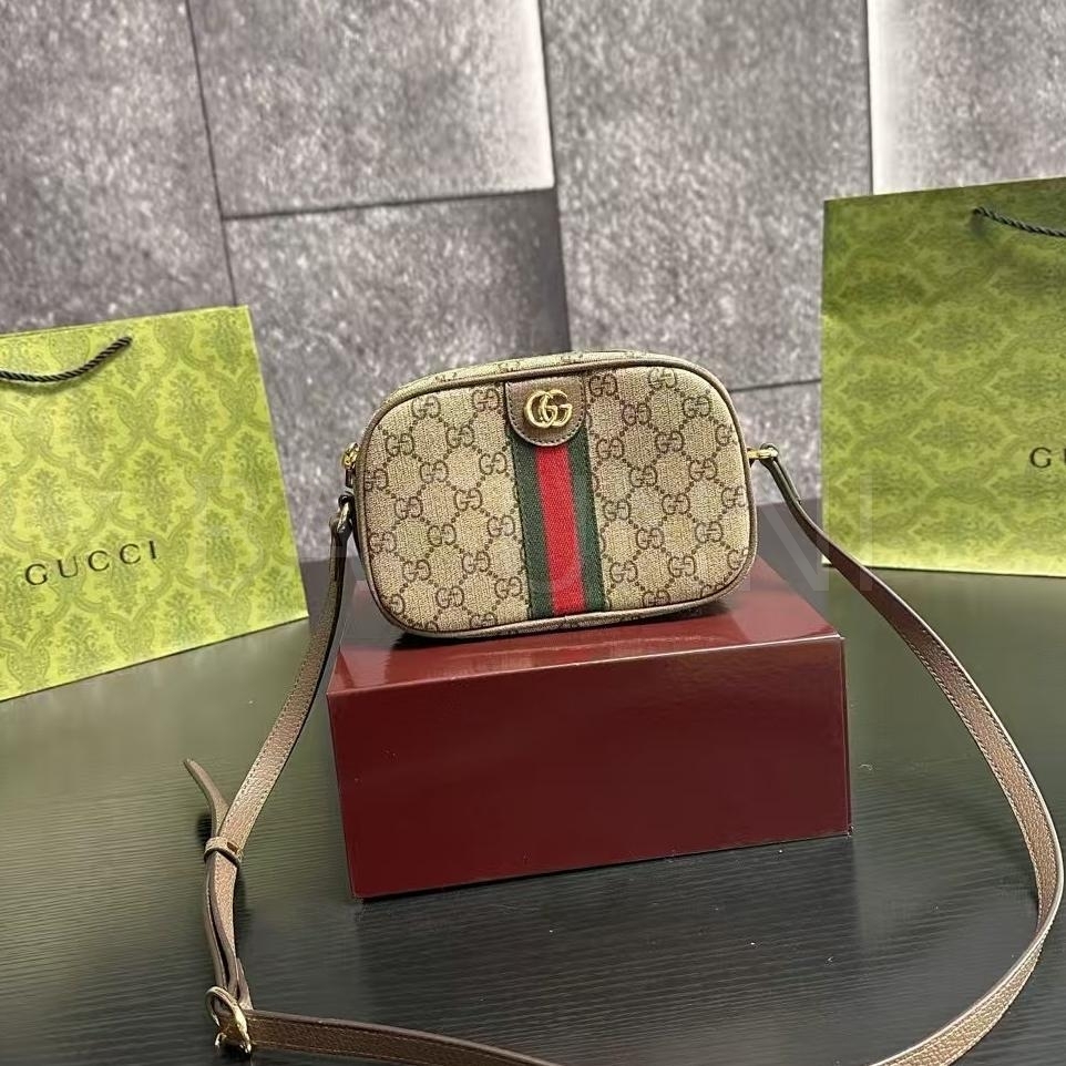 구찌 GG 슈프림 카메라백