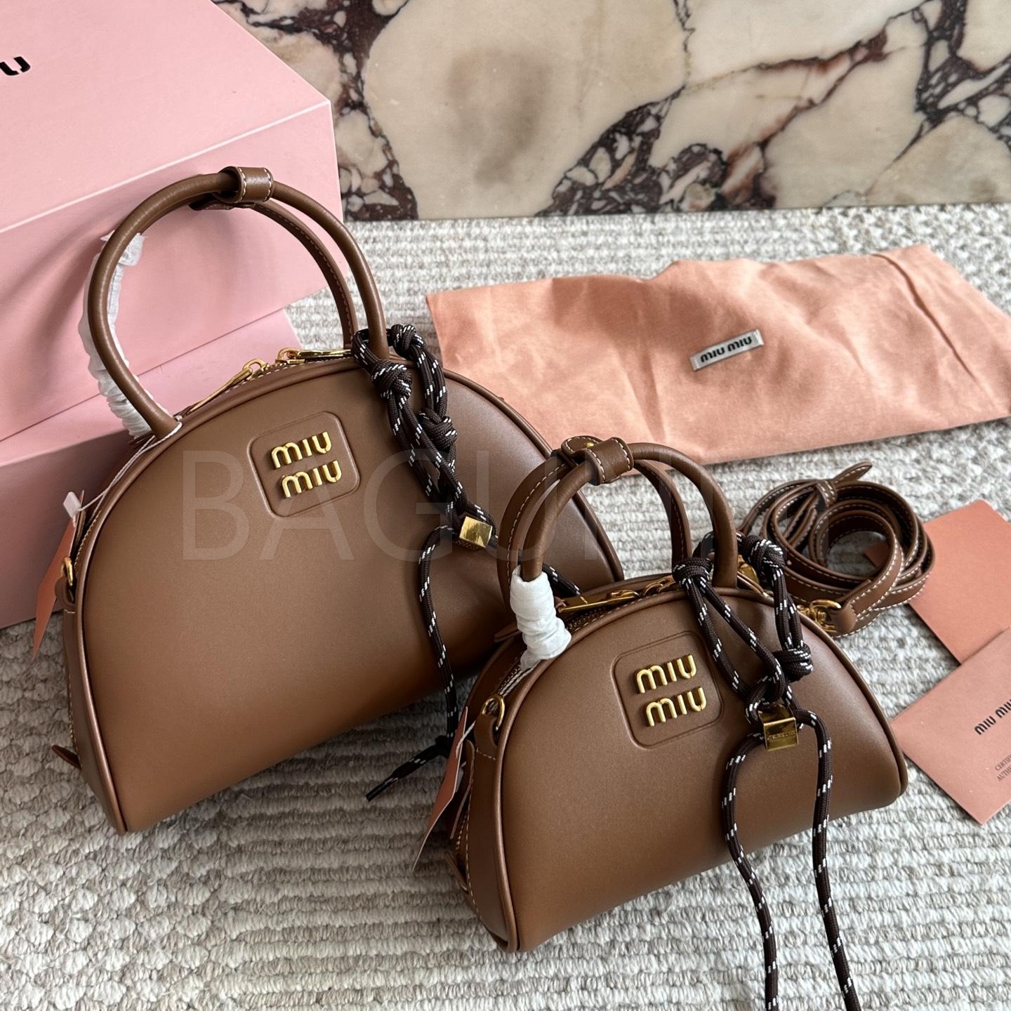 미우미우 완더 숄더백