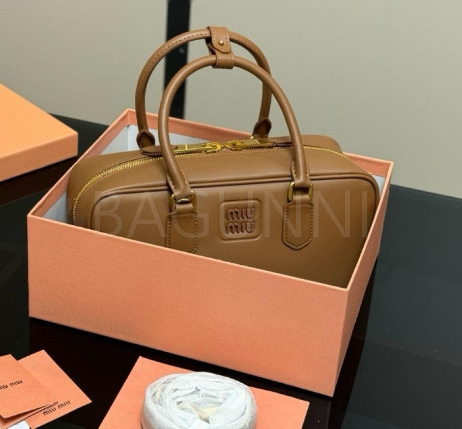 미우미우 볼링백