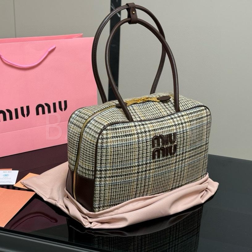 미우미우 레더 보스턴백